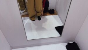 店員さんに採寸してもらい裾上げの長さを決める